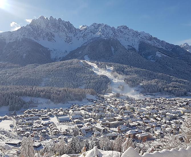 Vista sulla valle con paesaggio innevato