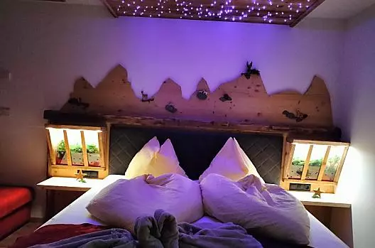 Camera in stile naturale con un soffitto stellato illuminato