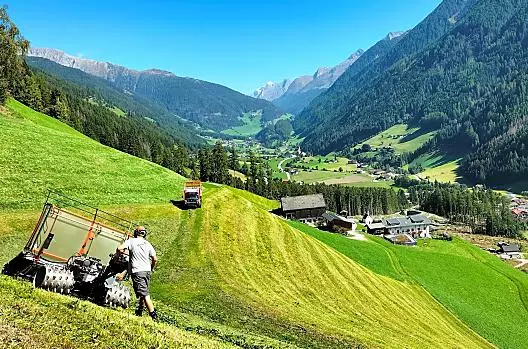 Dalla terrazza soleggiata, i nostri ospiti possono godere dello spettacolo affascinante del lavoro nelle ripide praterie in alta montagna.