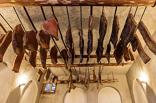 In questa cantina stagiona lo Speck del maso per almeno 10 mesi