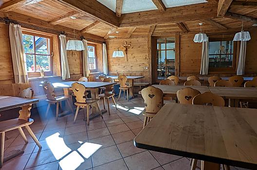 La sala da pranzo rivestita in legno dell'Obermoserhof.