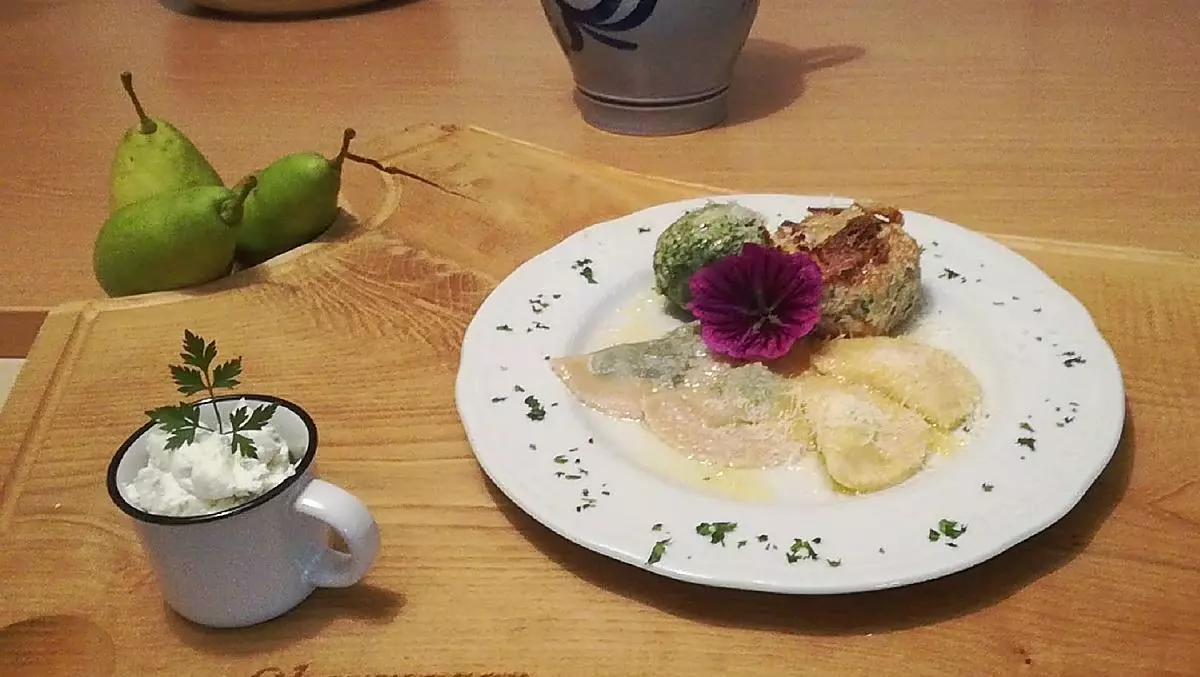 Nell’osteria contadina del nostro maso potrete gustare Schlutzkrapfen e canederli. Prepariamo per voi anche la nostra colazione in agriturismo.
