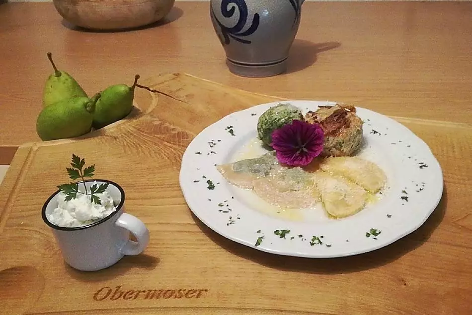 Nell’osteria contadina del nostro maso potrete gustare Schlutzkrapfen e canederli. Prepariamo per voi anche la nostra colazione in agriturismo.