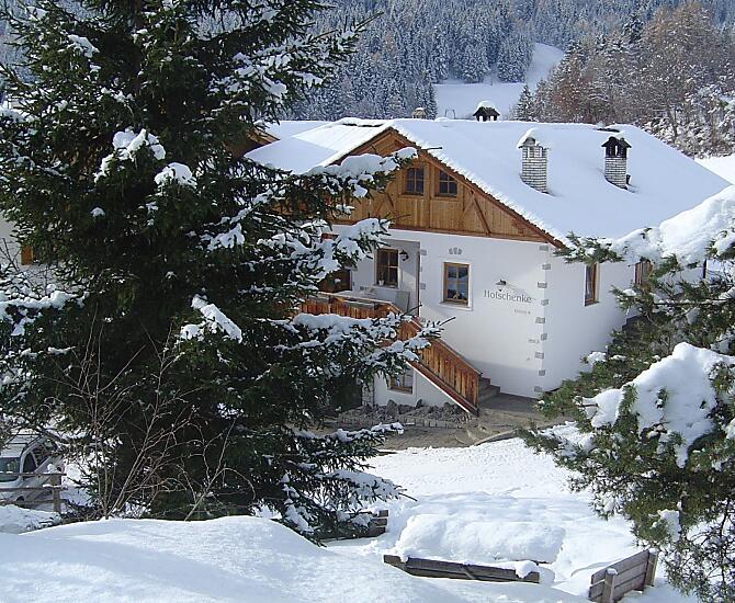 Il lato est del nostro maso immerso nell’atmosfera invernale.