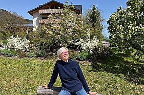 La contadina Sabina è seduta davanti alla magnifica magnolia.