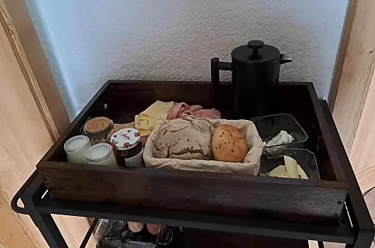 La colazione viene servita dalle 7 alle 11 (escluso il giorno della partenza). Vi chiediamo di avvisarci entro le 17 del giorno prima.