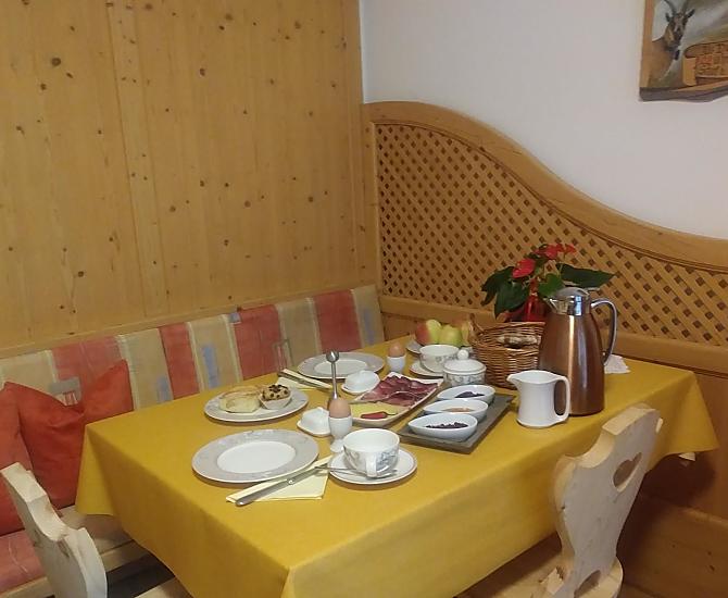 Assapora una colazione nella nostra stube contadina con prodotti freschi del maso
