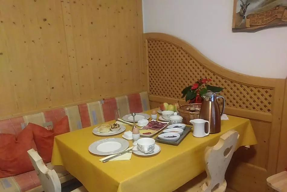 Assapora una colazione nella nostra stube contadina con prodotti freschi del maso