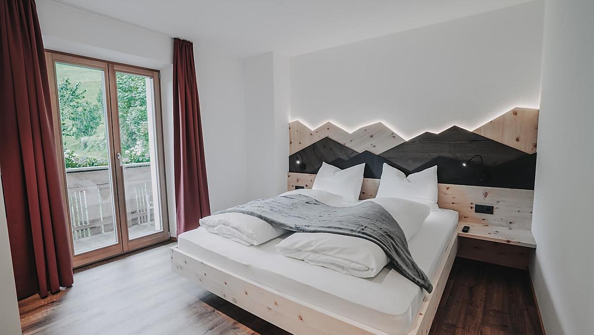 Camera da letto in legno di cirmolo della Valle Aurina. Addormentarsi la sera e svegliarsi al mattino con il profumo del cirmolo.