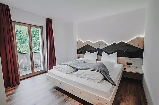 Camera da letto in legno di cirmolo della Valle Aurina. Addormentarsi la sera e svegliarsi al mattino con il profumo del cirmolo.