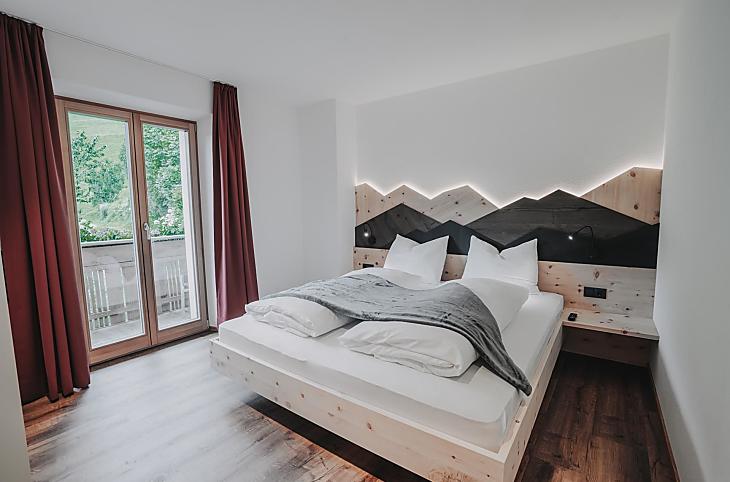 Camera da letto in legno di cirmolo della Valle Aurina. Addormentarsi la sera e svegliarsi al mattino con il profumo del cirmolo.