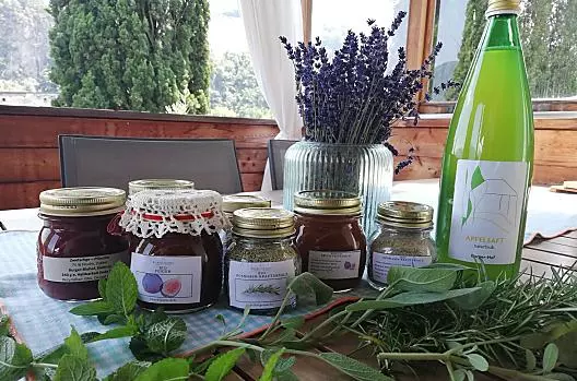 Sale alle erbe a base di sale marino iodato con rosmarino, timo, maggiorana, origano e salvia, oltre a confetture di frutta e succo di mela.