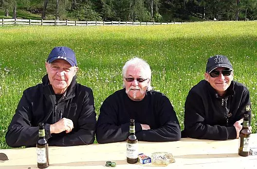 Rilassarsi con una birra in compagnia degli ospiti abituali