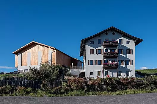 Casa e maso avvolti nella calda luce dorata di un pomeriggio autunnale.