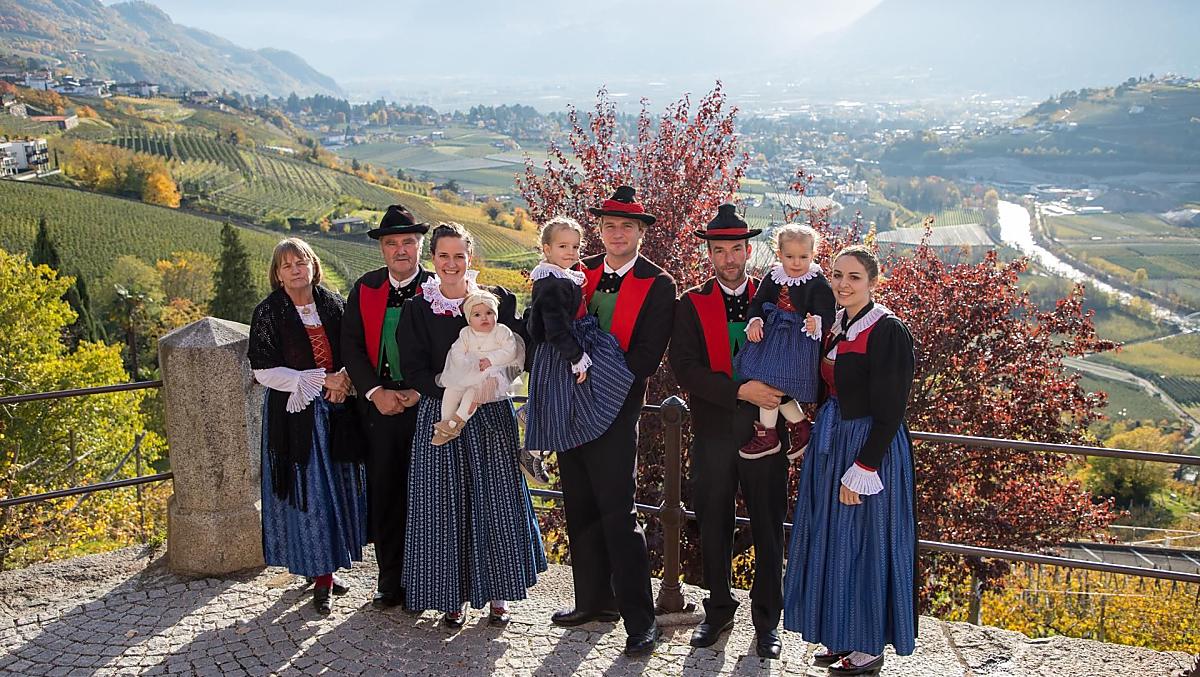 Da sinistra: la contadina Marlene e il contadino Richard, i figli Verena con Katharina, Christoph con Theresia, Hansjörg con Elisabeth e Deborah.