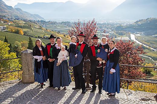 Da sinistra: la contadina Marlene e il contadino Richard, i figli Verena con Katharina, Christoph con Theresia, Hansjörg con Elisabeth e Deborah.