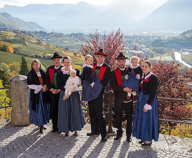Da sinistra: la contadina Marlene e il contadino Richard, i figli Verena con Katharina, Christoph con Theresia, Hansjörg con Elisabeth e Deborah.