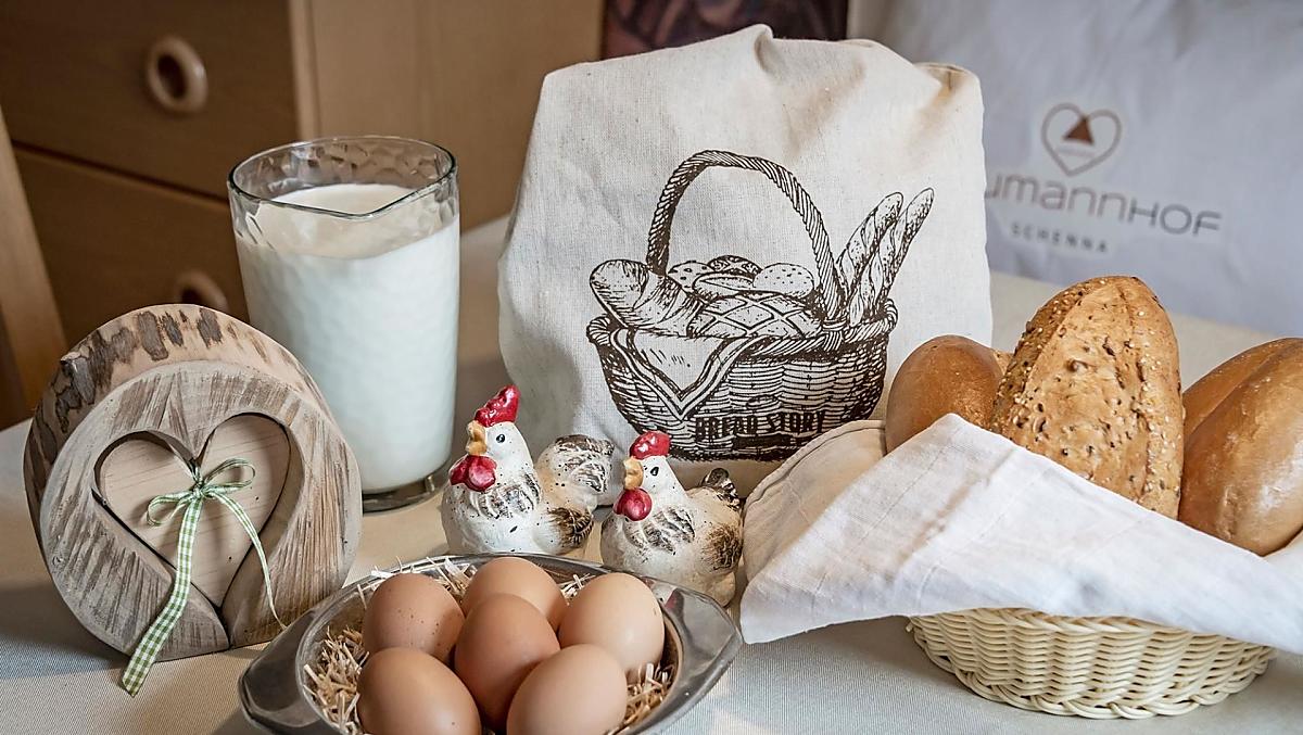 Uova fresche ogni giorno dalle nostre galline, latte fresco dalle nostre mucche e pane appena sfornato dal nostro panettiere in paese.