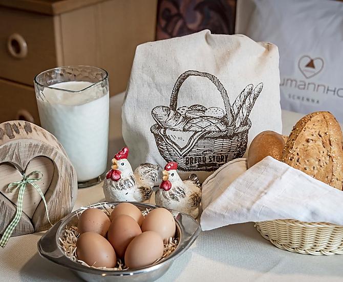 Uova fresche ogni giorno dalle nostre galline, latte fresco dalle nostre mucche e pane appena sfornato dal nostro panettiere in paese.
