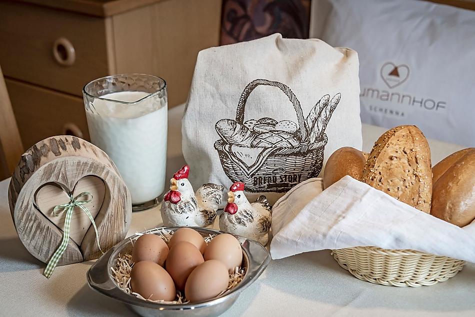 Uova fresche ogni giorno dalle nostre galline, latte fresco dalle nostre mucche e pane appena sfornato dal nostro panettiere in paese.