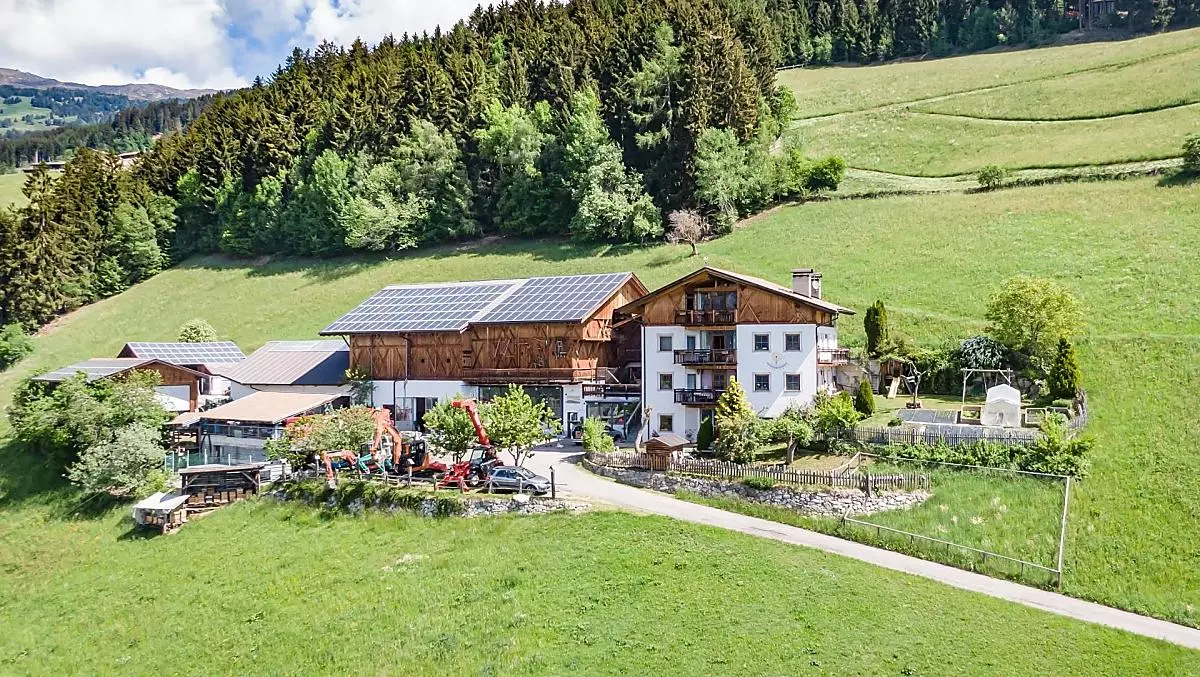 Il nostro maso visto dal davanti: l’appartamento vacanze si trova nell’accogliente mansarda. Accanto alla casa si trova il fienile, con la stalla situata al piano inferiore.