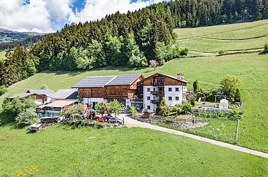 Il nostro maso visto dal davanti: l’appartamento vacanze si trova nell’accogliente mansarda. Accanto alla casa si trova il fienile, con la stalla situata al piano inferiore.