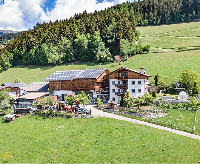 Il nostro maso visto dal davanti: l’appartamento vacanze si trova nell’accogliente mansarda. Accanto alla casa si trova il fienile, con la stalla situata al piano inferiore.