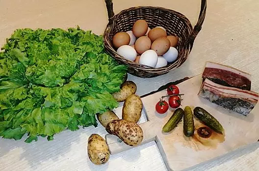 Speck fatto in casa, uova delle nostre galline ruspanti, patate del nostro campo e verdure del nostro orto. 