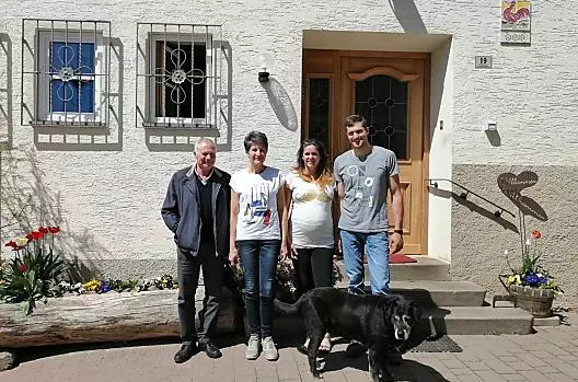 Famiglia Mittermair: il contadino senior Albert con Maria e il contadino Markus con Anita