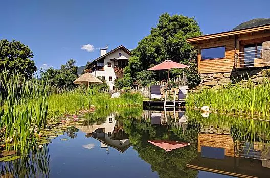 Il maso con il suggestivo laghetto balneabile naturale e la sauna in baita.