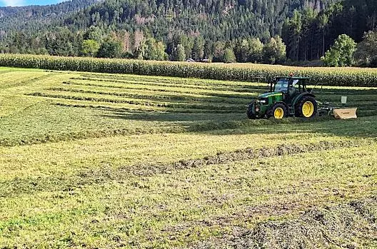 Lavori nei campi con il trattore