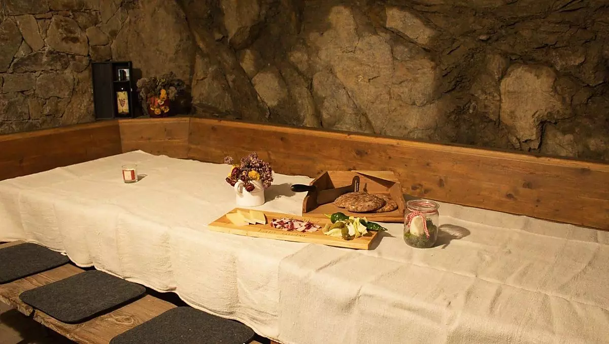 La nostra cantina in pietra. Qui gli ospiti possono sedersi in compagnia e trascorrere momenti piacevoli – volentieri anche insieme a noi.