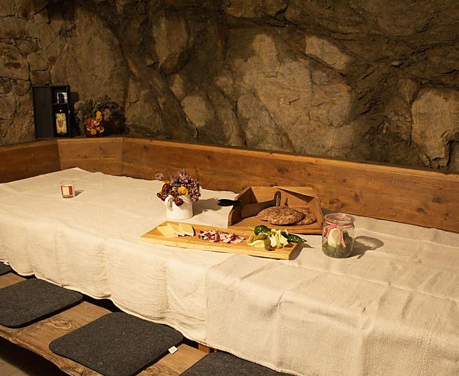 La nostra cantina in pietra. Qui gli ospiti possono sedersi in compagnia e trascorrere momenti piacevoli – volentieri anche insieme a noi.