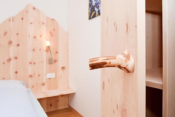 Schlafzimmer in Zirbenholz