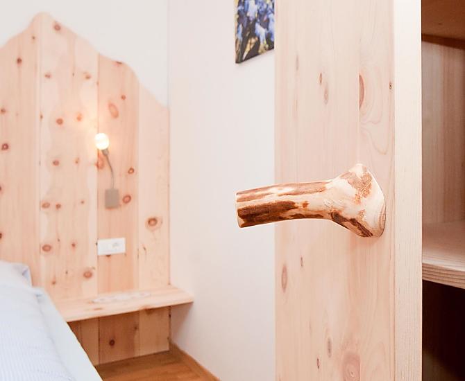 Schlafzimmer in Zirbenholz