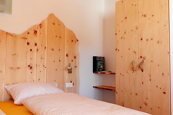 Schlafzimmer in Zirbenholz