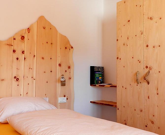 Schlafzimmer in Zirbenholz