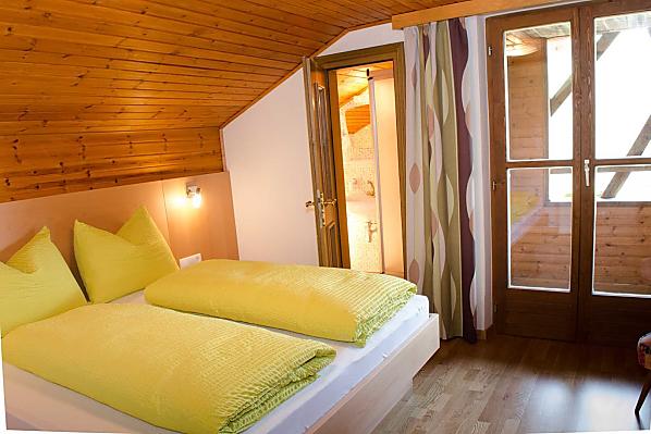 Doppelbettzimmer mit eigenem angeschlossenem Badezimmer