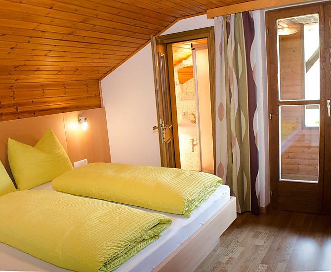 Doppelbettzimmer mit eigenem angeschlossenem Badezimmer