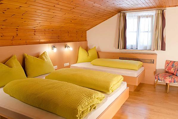 Dreibettzimmer mit eigenem angrenzendem Badezimmer