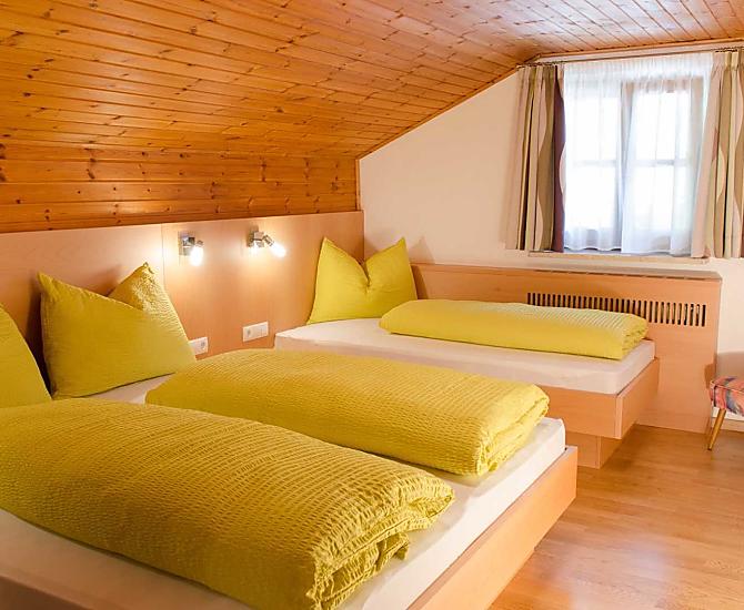Dreibettzimmer mit eigenem angrenzendem Badezimmer