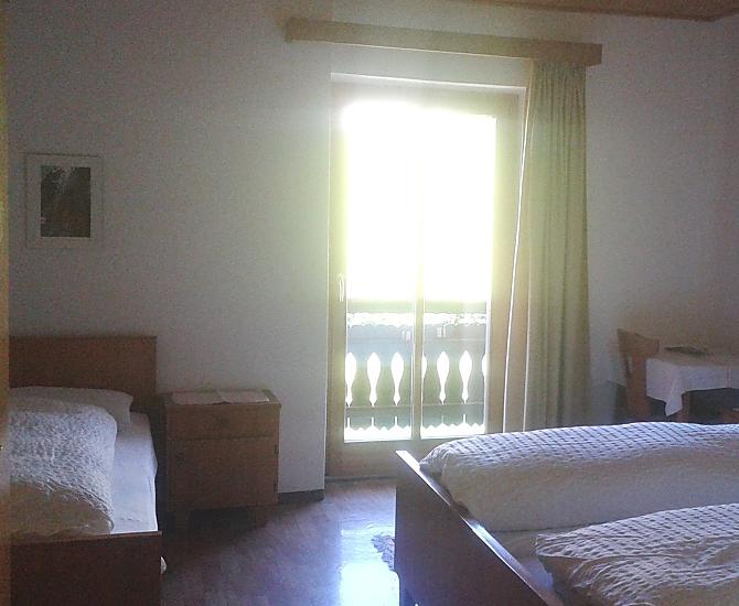 Dreibettzimmer mit Dusche und WC