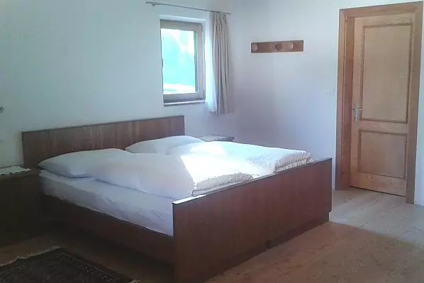 Doppelzimmer eventuell auch mit bis zu zwei Zusatzbetten. Holzboden, Holzmöbel und Bodenheizung
