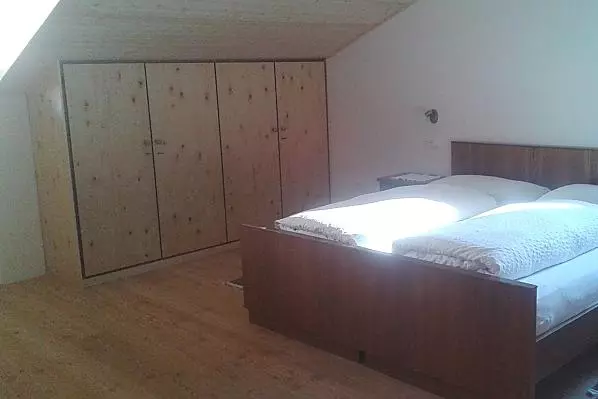 Doppelzimmer mit Holzboden und Bodenheizung.