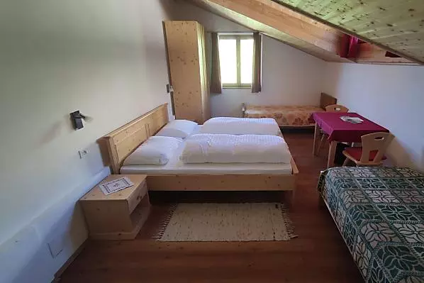 Vierbettzimmer bzw. Familienzimmer mit Dusche und WC im Zimmer
