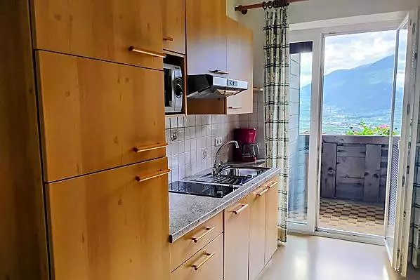 Die gut ausgestattete Küchenzeile verfügt über Spülmaschine, Mikrowelle, Soda -Stream und Toaster.