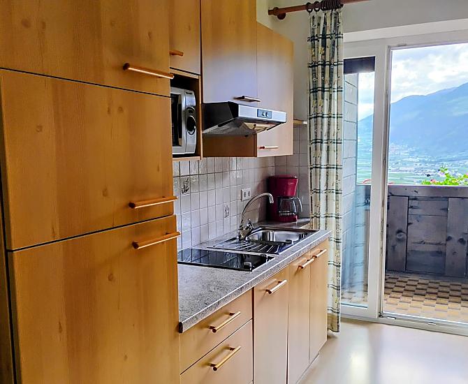 Die gut ausgestattete Küchenzeile verfügt über Spülmaschine, Mikrowelle, Soda -Stream und Toaster.