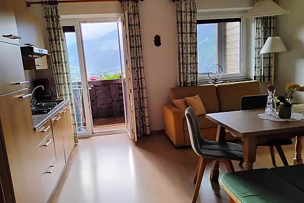 Der lichtdurchflutete Wohnraum hat einen Balkon, auf dem man den Tag gemütlich in der Abendsonne mit Panoramasicht ausklingen lassen kann.