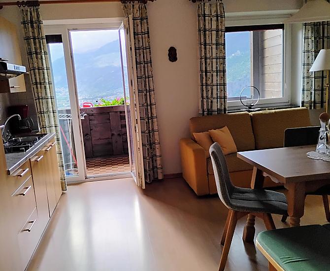 Der lichtdurchflutete Wohnraum hat einen Balkon, auf dem man den Tag gemütlich in der Abendsonne mit Panoramasicht ausklingen lassen kann.