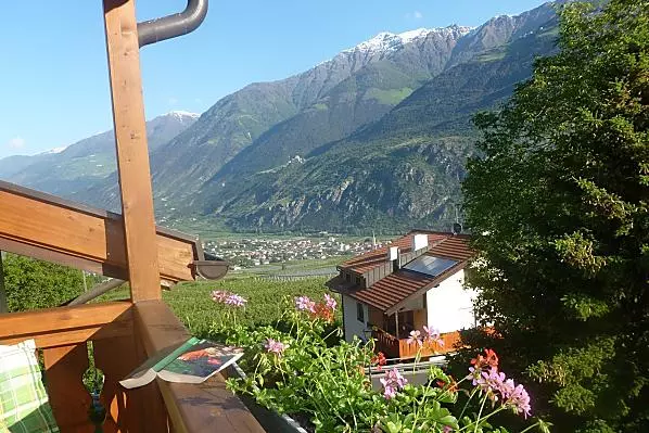 Balkon mit schöner Aussicht auf die umliegende Bergwelt und ins Tal.